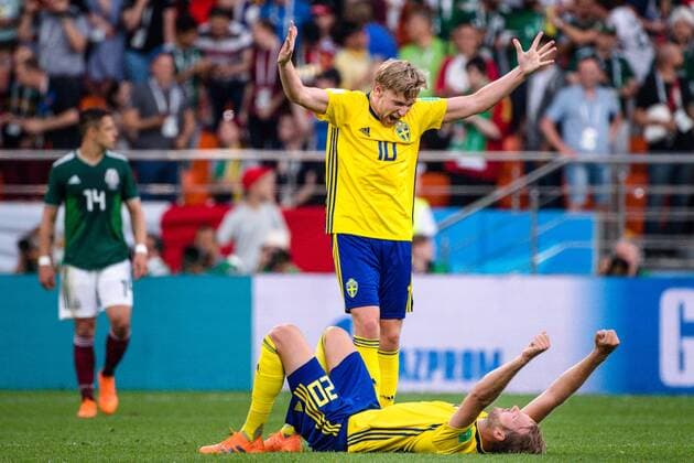 180627 Emil Forsberg and Ola Toivonen of Sweden celebrates after the FIFA World Cup WM Weltmeisterschaft Fussball group stage match between Mexico and Sweden on June 27, 2018 in Ekaterinburg. Photo: Joel Marklund BILDBYRAN kod JM 87737 Copyright: JOELxMARKLUND BB180627JM123