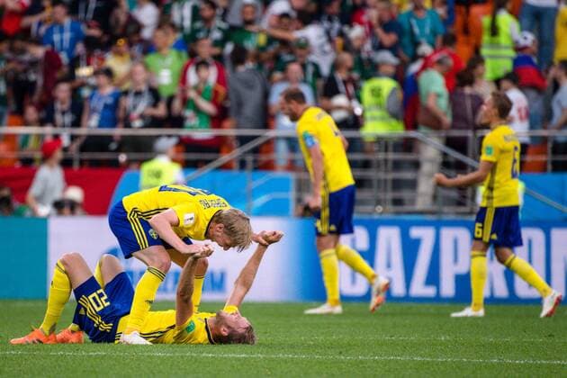 180627 Emil Forsberg and Ola Toivonen of Sweden celebrates after the FIFA World Cup WM Weltmeisterschaft Fussball group stage match between Mexico and Sweden on June 27, 2018 in Ekaterinburg. Photo: Joel Marklund BILDBYRN kod JM 87737 Copyright: JOELxMARKLUND BB180627JM125