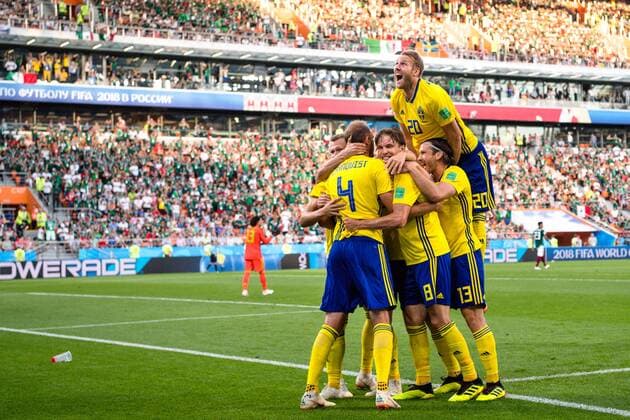 180627 Ola Toivonen of Sweden celebrates the his teammates after the 0-2 goal by Andreas Granqvist during the FIFA World Cup WM Weltmeisterschaft Fussball group stage match between Mexico and Sweden on June 27, 2018 in Ekaterinburg. Photo: Joel Marklund BILDBYRAN kod JM 87737 Copyright: JOELxMARKLUND BB180627JM134