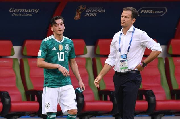 Bilder de Tages - SPORT FUSSBALL WM 2018 Vorrunde Gruppe F ------- Suedkorea - Deutschland 27.06.2018 Mesut Oezil (li) und Teammanager Oliver Bierhoff (re, beide Deutschland) sind nach dem Abpfiff enttaeuscht *** FIFA World Cup 2018 Preliminary Round Group F South Korea Germany 27 06 2018 Mesut Oezil li and Team Manager Oliver Bierhoff re both Germany are disappointed after the final whistle 