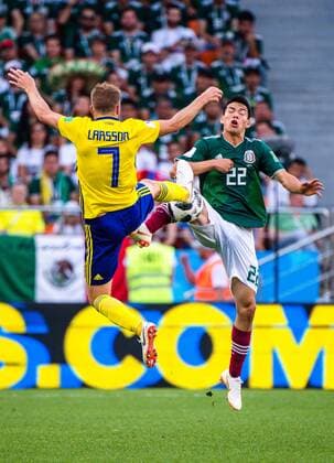 180627 Sebastian Larsson of Sweden and Hirving Lozano of Mexico during the FIFA World Cup WM Weltmeisterschaft Fussball group stage match between Mexico and Sweden on June 27, 2018 in Ekaterinburg. Photo: Joel Marklund BILDBYRN kod JM 87737 Copyright: JOELxMARKLUND BB180627JM141