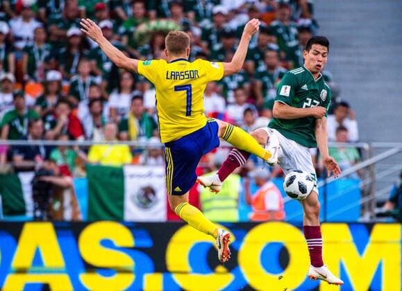 180627 Sebastian Larsson of Sweden and Hirving Lozano of Mexico during the FIFA World Cup WM Weltmeisterschaft Fussball group stage match between Mexico and Sweden on June 27, 2018 in Ekaterinburg. Photo: Joel Marklund BILDBYRN kod JM 87737 Copyright: JOELxMARKLUND BB180627JM142
