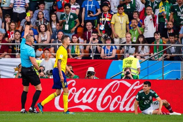 180627 Mikael Lustig of Sweden receives a yellow card during the FIFA World Cup WM Weltmeisterschaft Fussball group stage match between Mexico and Sweden on June 27, 2018 in Ekaterinburg. Photo: Joel Marklund BILDBYRN kod JM 87737 Copyright: JOELxMARKLUND BB180627JM156