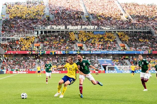 180627 Viktor Claesson of Sweden and Miguel Layun of Mexico during the FIFA World Cup WM Weltmeisterschaft Fussball group stage match between Mexico and Sweden on June 27, 2018 in Ekaterinburg. Photo: Petter Arvidson BILDBYRN kod PA 87737 Copyright: PETTERxARVIDSON BB180627PA235