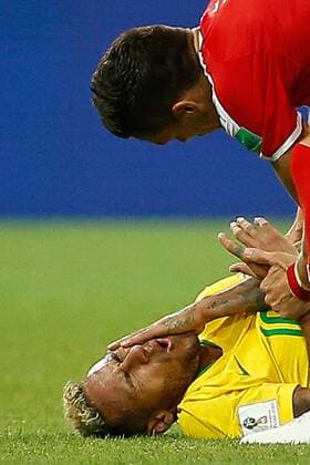 Sport Themen der Woche KW26 Bilder de Tages - SPORT Serbia vs Brazil MOSCOU, MO - 27.06.2018: SERBIA VS BRAZIL - Neymar Jr. of Brazil falls on the pitch after playing with Serbia& 3Dusan TadiTadic during a match between Serbia and Brazil, valid for the third round of group E of the 2018 World Cup, held at the Otkrytie Arena in Moscow, Russia. (Photo: Marcelo Machado de Melo Fotoarena) x1557086x  MarceloxMachadoxdexMelo