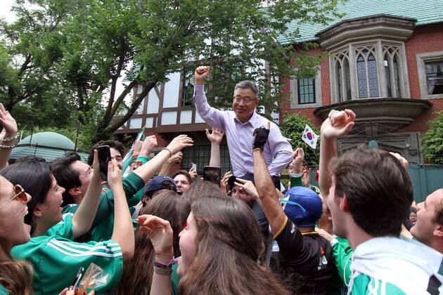 WM 2018, Siegesfeier vor der Botschaft Südkoreas in Mexiko June 27, 2018 - EUM20180627DEP80.JPG.CIUDAD DE MEXICO, Soccer Futbol.- Personal administrativo de la Embajada de Corea, celebran con mexicanos a las afueras de la Embajada, que la Seleccion Mexicana pasara a octavos de final gracias a los seleccionados coreanos, este 27 de junio de 2018. . Foto: Agencia EL UNIVERSAL Carlos Mejia MAR. Latin News: June 27, 2018  - ZUMAu78_ 20180627_zaf_u78_592 Copyright: xCarlosxMejia ElxUniversalx