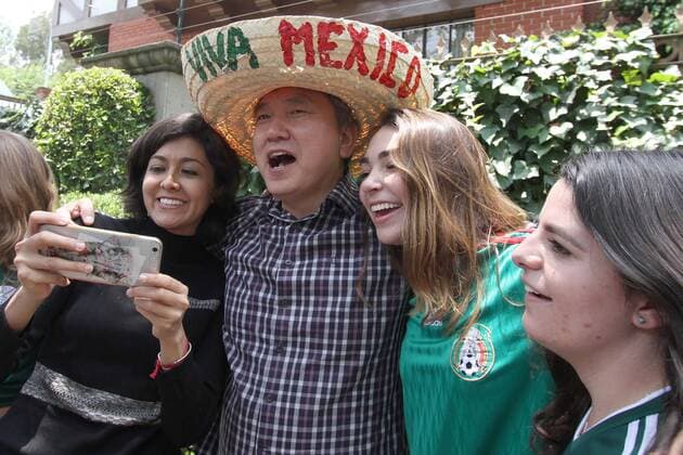 WM 2018, Siegesfeier vor der Botschaft Südkoreas in Mexiko June 27, 2018 - EUM20180627DEP77.JPG.CIUDAD DE MEXICO, Soccer Futbol.- Personal administrativo de la Embajada de Corea, celebran con mexicanos a las afueras de la Embajada, que la Seleccion Mexicana pasara a octavos de final gracias a los seleccionados coreanos, este 27 de junio de 2018. . Foto: Agencia EL UNIVERSAL Carlos Mejia MAR. Latin News: June 27, 2018  - ZUMAu78_ 20180627_zaf_u78_593 Copyright: xCarlosxMejia ElxUniversalx