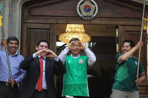 WM 2018, Siegesfeier vor der Botschaft Südkoreas in Mexiko June 27, 2018 - EUM20180627DEP76.JPG.CIUDAD DE MEXICO, Soccer Futbol.- Personal administrativo de la Embajada de Corea, celebran con mexicanos a las afueras de la Embajada, que la Seleccion Mexicana pasara a octavos de final gracias a los seleccionados coreanos, este 27 de junio de 2018. . Foto: Agencia EL UNIVERSAL Carlos Mejia MAR. Latin News: June 27, 2018  - ZUMAu78_ 20180627_zaf_u78_594 Copyright: xCarlosxMejia ElxUniversalx