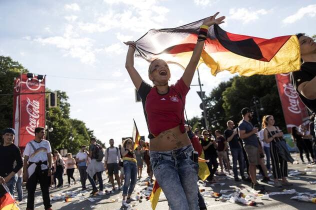 Public Viewing des Fußball-Weltmeisterschaft 2018-Spiels Deutschland gegen Südkorea (0:2) auf der Fanmeile am Brandenburger Tor. Berlin, 27.06.2018 *** Public Viewing of the Football World Cup 2018 Game Germany vs. South Korea 0 2 on the Fan Mile at the Brandenburg Gate Berlin 27 06 2018 Foto:xB.xKriemannx xFuturexImage