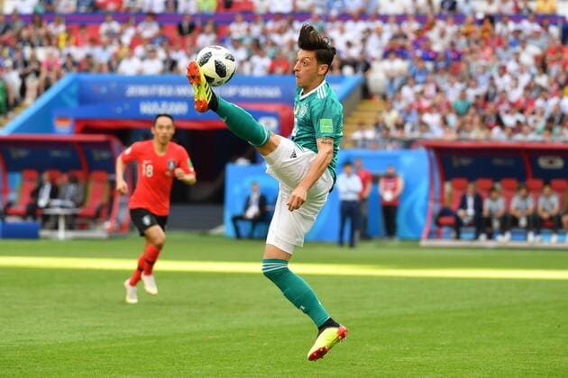 Bilder des Tages - SPORT Mesut OEZIL (Özil, GER), Aktion, Einzelaktion am Ball, Suedkorea (KOR) - Deutschland (GER) , Vorrunde, Gruppe F, Spiel 43, am 27.06.2018 in Kasan, Kasan-Arena. Fussball Weltmeisterschaft 2018 in Russland vom 14.06. - 15.07.2018. Â *** Mesut OEZIL Özil GER Action Single Action on the Ball South Korea KOR Germany GER Preliminary Group F Match 43 on 27 06 2018 in Kazan Kazan Arena Soccer World Cup 2018 in Russia from 14 06 15 07 2018 Â