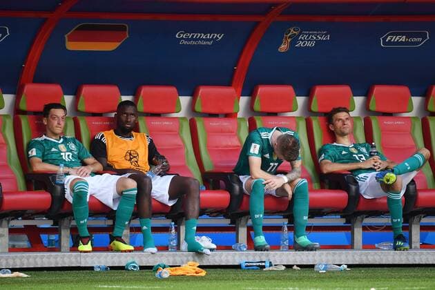 Bilder des Tages - SPORT Die Spieler auf der deutschen Ersatzbank niedergeschlagen, enttaeuscht, Enttaaeuschung, von links: Mesut OEZIL (Özil, GER), Antonio RUEDIGER (Rüdiger, GER), Marco REUS (GER) Thomas MUELLER (Müller, GER) Vorrunde, Gruppe F, Spiel 43, am 27.06.2018 in Kasan, Kasan-Arena. Fussball Weltmeisterschaft 2018 in Russland vom 14.06. - 15.07.2018. Â *** The players on the German substitute bench dejectedly disappointed Disillusionment from the left Mesut OEZIL Özil GER Antonio RUEDIGER Rüdiger GER Marco REUS GER Thomas MUELLER Müller GER Preliminary Group F Match 43 on 27 06 2018 in Kazan Kazan Arena Soccer World Cup 2018 in Russia from 14 06 15 07 2018 Â