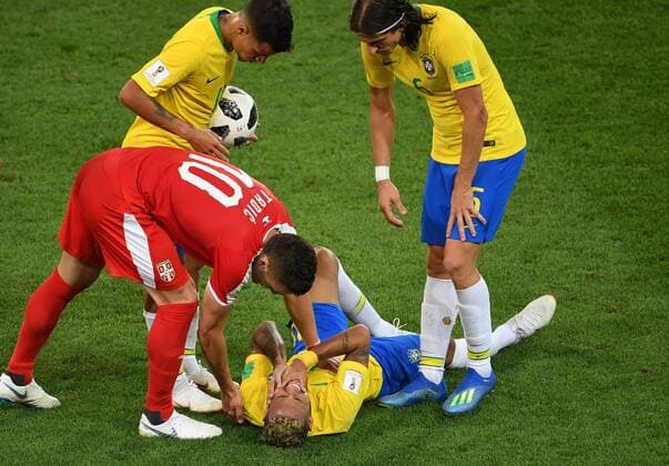 Bilder des Tages - SPORT (180627) -- MOSCOW, June 27, 2018 -- Dusan Tadic (L front) of Serbia comforts Neymar of Brazil during the 2018 FIFA World Cup WM Weltmeisterschaft Fussball Group E match between Brazil and Serbia in Moscow, Russia, June 27, 2018. Brazil won 2-0 and advanced to the round of 16. ) (SP)RUSSIA-MOSCOW-2018 WORLD CUP-GROUP E-SERBIA VS BRAZIL WangxYuguo 