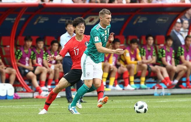 Jaesung Lee, Toni Kroos Aktion Spielszene Zweikampf Fußball Fussball FIFA WM Weltmeisterschaft Russland Russia 2018 Saison 2017 2018 27.06.2018 Südkorea vs. Deutschland GER