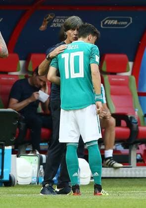 Trainer Joachim Löw redet mit Mesut Özil Fußball Fussball FIFA WM Weltmeisterschaft Russland Russia 2018 Saison 2017 2018 27.06.2018 Südkorea vs. Deutschland GER