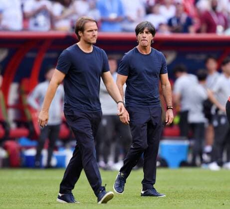 FUSSBALL WM 2018 Vorrunde Gruppe F 27.06.2018 Suedkorea 2-0 Deutschland Enttaeuschung Deutschland; Trainer Joachim Loew (re) und Co Trainer Thomas Schneider *** FIFA World Cup 2018 Preliminary Round Group F 27 06 2018 South Korea 2 0 Germany Disappointment Germany Coach Joachim Loew re and co Trainer Thomas Schneider 
