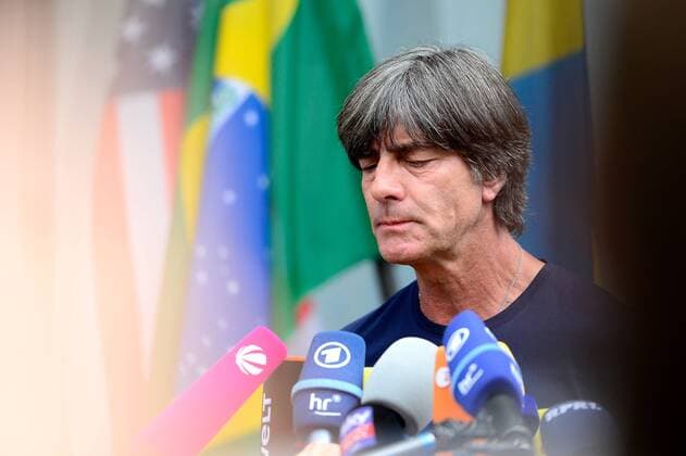 Sport Themen der Woche KW26 Sport - Bilder des Tages 28.06.2018, xkaix, Fussball WM 2018, Ankunft der deutschen Nationalmannschaft DFB in Frankfurt, emspor v.l. Joachim Loew (Bundestrainer) Frankfurt *** 28 06 2018 xkaix Football World Cup 2018 Arrival of the German national team DFB in Frankfurt emporer Joachim Loew National coach Frankfurt kp