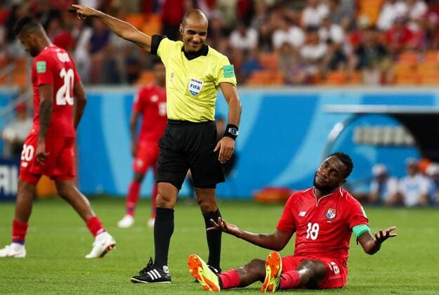 Sport - Bilder des Tages SARANSK, RUSSIA - JUNE 28, 2018: Referee Nawaf Shukralla (L) and Panama s Luis Tejada in a 2018 FIFA World Cup WM Weltmeisterschaft Fussball Group G match against Tunisia at Mordovia Arena. Tunisia won the game 2-1. Stanislav Krasilnikov TASS  TS086FFA