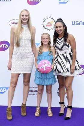 Naomi Broady mit Amie Hunt von der Elena Baltacha Foundation und Heather Watson beim Tennis on the Thames WTA Tennis Damen Event in den Bernie Spain Gardens. London, 28.06.2018