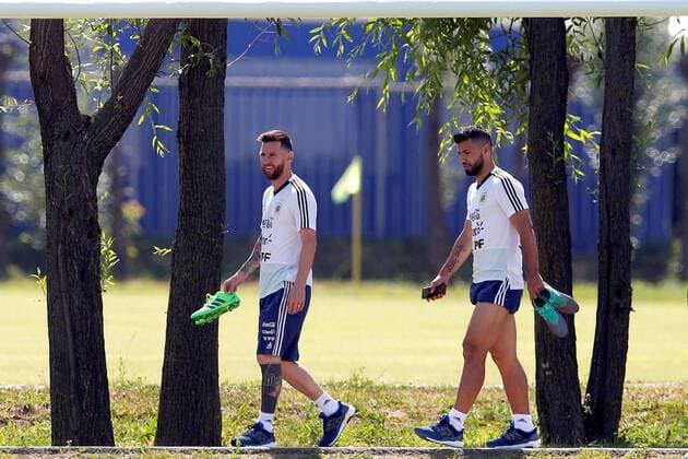Argentinian National soccer team captain, Lionel Messi, and teammate, Sergio Aguero (R), during a team s training session in Bronnitsy (Moscow), Russia, 29 June 2018. Argentina will face France in a Russia 2018 World Cup round of 16 match on 30 June. Argentina training session !ACHTUNG: NUR REDAKTIONELLE NUTZUNG!  Copyright: xAlbertoxEstévezx AE00 20180629-636658707076733628