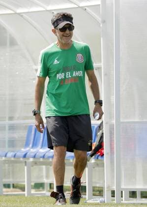 Mexican National soccer team coach, Colombian Juan Carlos Osorio, during a training session in Moscow, Russia, 29 June 2018. Mexico will face Brazil in a Russia 2018 World Cup round of 16 match on 02 July. Mexico training !ACHTUNG: NUR REDAKTIONELLE NUTZUNG!  Copyright: xLavandeiraxJrx MUN495 20180629-636658729037619787