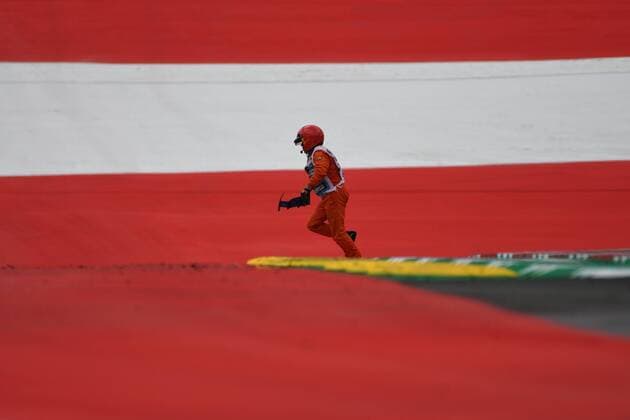 Ein mutiger Streckenposten sammelt Teile von Stoffel Vandoorne (McLaren F1 Team) auf, Formel 1 Grosser Preis von Oesterreich, Red Bull Ring, 28.06.2018, Formel 1 Grosser Preis von Oesterreich, Red Bull Ring, 28.06.2018 Spielberg Copyright: xEIBNER Florian_Schustx EP_SCHUST