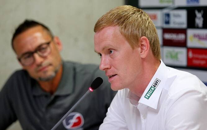 BAU 29.06.2018 Göppingen Handball Frisch Auf! Göppingen PK Hartmut Mayerhoffer wird als Trainer vorgestellt, rechts Christian Schöne (Sportlicher Leiter) hinten Moderator Holger Laser