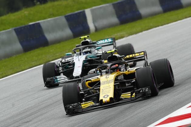 Motorsports: FIA Formula One World Championship WM Weltmeisterschaft 2018, Grand Prix of Austria, 55 Carlos Sainz jr. (ESP, Renault Formula One Team), 77 Valtteri Bottas (FIN, Mercedes AMG Petronas Motorsport), Spielberg Austria