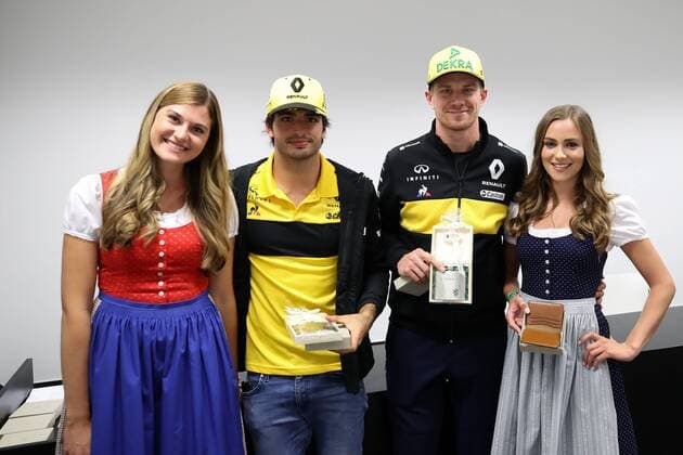 FORMULA 1 - GP of Austria 2018 SPIELBERG,AUSTRIA,29.JUN.18 - MOTORSPORTS, FORMULA 1 - Grand Prix of Austria, Red Bull Ring, free practice. Image shows Carlos Sainz Jr. (ESP Renault) and Nico Huelkenberg (GER Renault) with girls. GEPAxpictures xChristianxWalgram