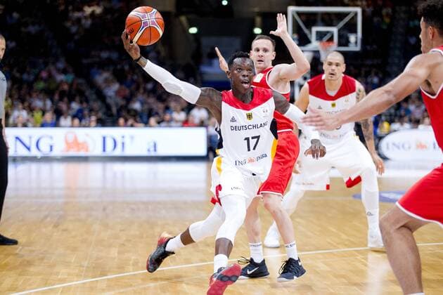 Sport Themen der Woche KW26 Sport Bilder des Tages Dennis Schroeder (Nr. 17 Deutsche Basketball Nationalmannschaft) in Ballbesitz Deutschland - Oesterreich FIBA Basketball World Cup 2019 European Qualifiers Deutschland - Oesterreich, Basketball, FIBA Basketball World Cup 2019 European Qualifiers, 29.06.2018 Braunschweig *** Dennis Schroeder No 17 German National Basketball Team Germany FIBA u200b u200bBasketball World Cup 2019 European Qualifiers Germany Austria Basketball FIBA u200b u200bBasketball World Cup 2019 European Qualifiers 29 06 2018 Braunschweig Copyright: xEIBNER DanielxReineltx EP_DRT