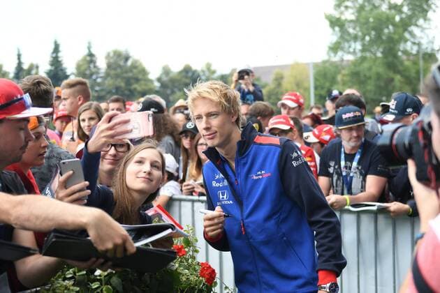 Brendon Hartley (Red Bull Toro Rosso Honda) schreibt Autogramme auf dem Styrian Green Carpet, Formel 1 Grosser Preis von Oesterreich, Red Bull Ring, 30.06.2018, Formel 1 Grosser Preis von Oesterreich, Red Bull Ring, 30.06.2018 Spielberg Copyright: xSchustx Eibner-Pressefotox EP_Schust