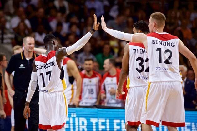 Basketball Braunschweig 29.06.2018 DBB Nationalmannschaft Länderspiel WM Qualifikation FIBA Europe Deutschland (GER) - Österreich (AUT) Dennis Schröder Schroeder (Deutschland, No.17) Schröder Robin Benzing (Deutschland, No.12) Johannes Thiemann (Deutschland, No.32) Jubel