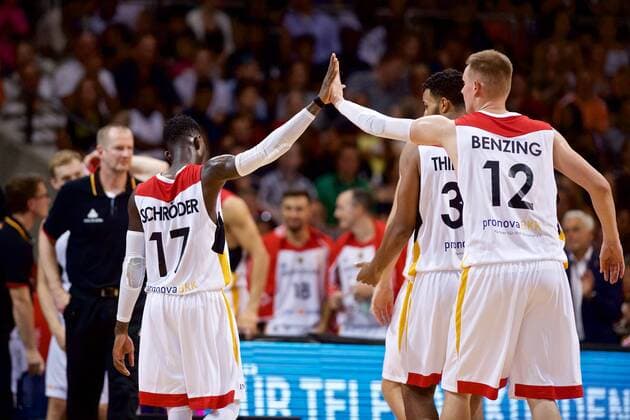 Basketball Braunschweig 29.06.2018 DBB Nationalmannschaft Länderspiel WM Qualifikation FIBA Europe Deutschland (GER) - Österreich (AUT) Dennis Schröder Schroeder (Deutschland, No.17) Schröder Robin Benzing (Deutschland, No.12) Johannes Thiemann (Deutschland, No.32) Jubel