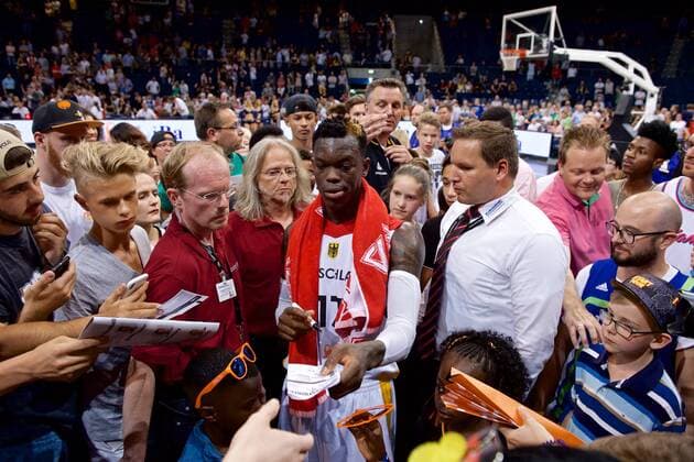 Basketball Braunschweig 29.06.2018 DBB Nationalmannschaft Länderspiel WM Qualifikation FIBA Europe Deutschland (GER) - Österreich (AUT) Dennis Schröder Schroeder (Deutschland, No.17) Schröder schreibt Autogramme *** Basketball Braunschweig 29 06 2018 DBB National Team International Friendlies WC Qualifiers FIBA u200b u200bEurope Germany GER Austria AUT Dennis Schröder Schroeder Germany No 17 Schröder signs autographs