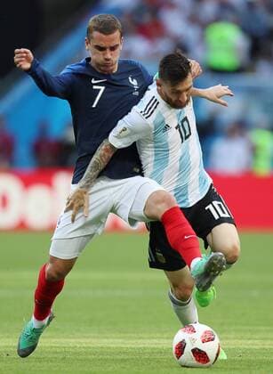Sport-Bilder des Tages WM 2018, Frankreich - Argentinien KAZAN, RUSSIA - JUNE 30, 2018: France s Antoine Griezmann (L) and Argentina s Lionel Messi fight for the ball in their 2018 FIFA World Cup WM Weltmeisterschaft Fussball Round of 16 football match at Kazan Arena Stadium. Sergei Savostyanov TASS  TS087337