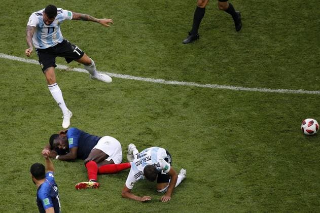 Sport-Bilder des Tages WM 2018, Frankreich - Argentinien Futbol, Francia vs Argentina Copa Mundial de Rusia 2018 Nicolas Otamendi (11, Argentinien) schlägt den Ball auf den am Boden leigenden Paul Pogba (Frankreich, 6). mundial de futbol de Rusia en el estadio Kazan Arena de Kazan, Rusia. 30 06 2018 Andres Pina Photosport Football, France vs Argentina World Cup Russia 2018 Argentina s player Nicolas Otamendi and Paul Pogba during the knockout phase of the Russia World Cup held at the Kazan Arena in Kazan, Russia. 30 06 2018 Andres Pina Photosport Francia vs Argentina, mundial de Rusia 2018 
