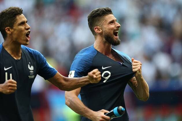 WM 2018, Frankreich - Argentinien KAZAN, RUSSIA - JUNE 30, 2018: France s Raphael Varane (L) and Olivier Giroud celebrate their victory in the 2018 FIFA World Cup WM Weltmeisterschaft Fussball Round of 16 football match against Argentina at Kazan Arena Stadium. Yegor Aleyev TASS  TS087367