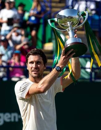 Sport Themen der Woche KW26 Sport-Bilder des Tages Mischa Zverev celebrates with the Winners Trophy during the Nature Valley Eastbourne International Men s Single Final between Lukas Lacko (Slovakia) and Mischa Zverev (Germany) at Devonshire Park Lawn Tennis Club, Eastbourne, England on 30th June 2018. Copyright: xLiamxMcAvoyx 20300179