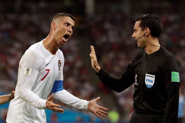 IMAGO Iconic Moments, Fußball Sport-Bilder des Tages WM 2018, Uruguay - Portugal WM 2018, Uruguay - Portugal Mexican referee Cesar Ramos (R) and Portuguese forward Cristiano Ronaldo during the FIFA World Cup WM Weltmeisterschaft Fussball 2018 round of 16 soccer match between Uruguay and Portugal, at Fisht Stadium in Sochi, Russia, 30 June 2018. URUGUAY VS. PORTUGAL !ACHTUNG: NUR REDAKTIONELLE NUTZUNG!  Copyright: xSebastiaoxMoreirax FWC50-129 20180630-636659883621096432