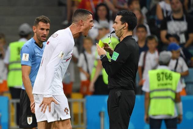 Sport Themen der Woche KW26 Sport Bilder des Tages Aufgebracht-Cristiano RONALDO (POR) bruellt Schiedsrichter Cesar RAMOS an und bekommt dafuer die Gelbe Karte,Wut,Aerger. Uruguay (URU) - Portugal (POR) 2-1, Achtelfinale,Round of 16,Spiel 49, am 30.06.2018 in SOTSCHI,Fisht Olympic Stadium. Fussball Weltmeisterschaft 2018 in Russland vom 14.06. - 15.07.2018. *** Enraged Cristiano RONALDO POR barks at referee Cesar RAMOS and receives a yellow card Anger Uruguay URU Portugal POR 2 1 Round of 16 Match 49 on 30 06 2018 in SOCHI Fisht Olympic Stadium Football World Cup 2018 in Russia from 14 06 15 07 2018
