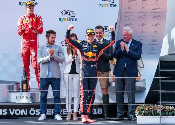 01.07.2018, Red Bull Ring, Spielberg, AUT, FIA, Formel 1, Grosser Preis von Oesterreich, Rennen, im Bild Sebastian Vettel (GER, Scuderia Ferrari), Marcel Hirscher (AUT), Sieger Max Verstappen (NED, Red Bull Racing) German Formula One driver Sebastian Vettel of Scuderia Ferrari Marcel Hirscher (AUT) Racewinner Dutch Formula One driver Max Verstappen of Red Bull Racing during race of the Austrian FIA Formula One Grand Prix at the Red Bull Ring in Spielberg, France on 2018 07 01. Spielberg