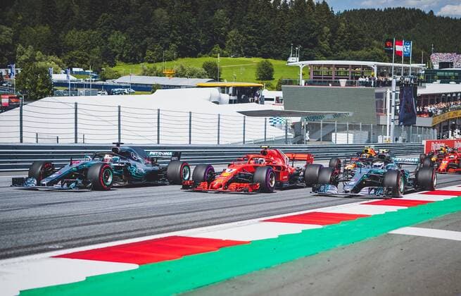 01.07.2018, Red Bull Ring, Spielberg, AUT, FIA, Formel 1, Grosser Preis von Oesterreich, Rennen, im Bild Start, Lewis Hamilton (GBR, Mercedes), Kimi Raeikkoenen (FIN, Scuderia Ferrari), Finnish Formula One driver Valtteri Bottas of Mercedes British Formula One driver Lewis Hamilton of Mercedes Finnish Formula One driver Kimi Raeikkoenen of Scuderia Ferrari Finnish Formula One driver Valtteri Bottas of Mercedes during race of the Austrian FIA Formula One Grand Prix at the Red Bull Ring in Spielberg, France on 2018 07 01. Spielberg