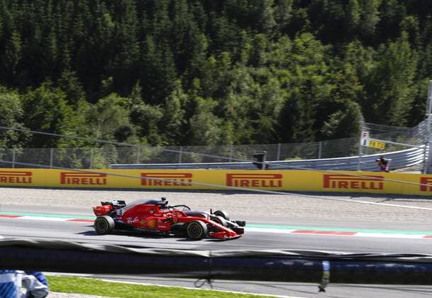 Motorsports: FIA Formula One World Championship WM Weltmeisterschaft 2018, Grand Prix of Austria, 5 Sebastian Vettel (GER, Scuderia Ferrari), 44 Lewis Hamilton (GBR, Mercedes AMG Petronas Motorsport), Spielberg Austria