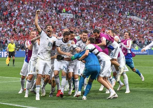 FUSSBALL WM 2018 Achtelfinale ---- Spanien - Russland 01.07.2018 Russischer Jubel um den Elfmeterheld Torwart Igor Akinfeev *** FIFA World Cup 2018 Eighth finals Spain Russia 01 07 2018 Russian cheers for the penalty hero Goalkeeper Igor Akinfeev 