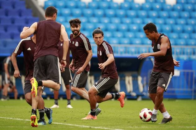 Mexico s Erick Gutierrez (C) and Giovani Dos Santos (R) during a training session at the Samara Arena, in Moscow, Russia, 01 July 2018. Mexico will face Brazil tomorrow in the FIFA World Cup WM Weltmeisterschaft Fussball Russia 2018 round of 16. Training session of Mexico s national soccer team in Samara !ACHTUNG: NUR REDAKTIONELLE NUTZUNG!  Copyright: xJosexMendezx SAM72 20180701-636660748368050624