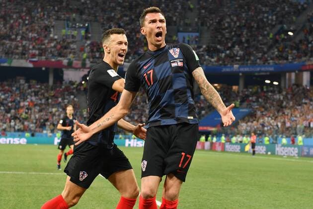 Torjubel Mario MANDZUKIC (CRO) nach Tor zum 1-1 mit Ivan PERISIC (CRO). Jubel,Freude,Begeisterung, Aktion. Kroatien (CRO)-Daenemark (DEN) 4-3 i.E. Achtelfinale,Round of 16,Spiel 52, am 01.07.2018 in Nizhny Novgorod,Nizhny Novgorod Stadium. Fussball Weltmeisterschaft 2018 in Russland vom 14.06. - 15.07.2018. *** Goalkeeper Mario MANDZUKIC CRO after goal to 1 1 with Ivan PERISIC CRO Cheers Joy Excitement Action Croatia CRO Denmark DEN 4 3 e E Round of 16 Round 52 on 01 07 2018 in Nizhny Novgorod Nizhny Novgorod Stadium Football World Cup 2018 in Russia from 14 06 15 07 2018