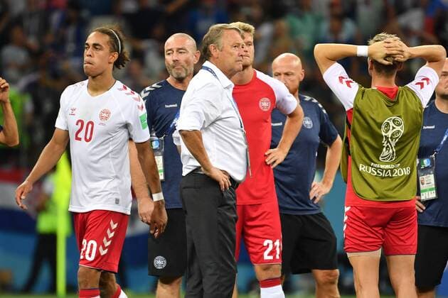 v.li:Yussuf Yurary POULSEN (DEN),Age HAREIDE (Trainer, DEN), Andreas CORNELIUS (DEN), Enttaeuschung,Frust,enttaeuscht, frustriert,niedergeschlagen, nach Spielende, Aktion. Kroatien (CRO)-Daenemark (DEN) 4-3 i.E. Achtelfinale,Round of 16,Spiel 52, am 01.07.2018 in Nizhny Novgorod,Nizhny Novgorod Stadium. Fussball Weltmeisterschaft 2018 in Russland vom 14.06. - 15.07.2018.