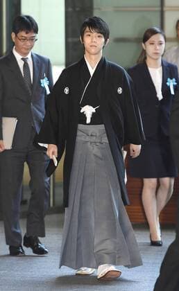Figure skater Hanyu receives national honor award Two-time Figure skating Eiskunstlauf Olympic gold medalist Yuzuru Hanyu arrives at the premier s office in Tokyo on July 2, 2018, to attend a ceremony to receive the People s Honor Award. 