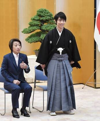 Figure skater Hanyu receives national honor award Two-time Figure skating Eiskunstlauf Olympic gold medalist Yuzuru Hanyu (R) attends a ceremony to receive the People s Honor Award at a ceremony at the premier s office in Tokyo on July 2, 2018. Sitting next to him is Japanese Olympic Committee Vice President Seiko Hashimoto. 