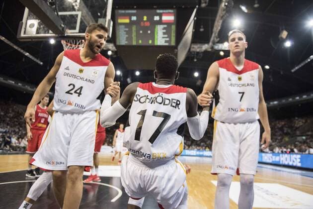 Feature, Maximilian KLEBER l. (GER) und Johannes VOIGTMANN r. (GER) helfen Dennis SCHROEDER (Schröder) (GER) auf die Beine. Basketball WM-Qualifikation, Deutschland (GER) - Oesterreich (AUT) 85:63, am 29.06.2018 in Braunschweig Deutschland.