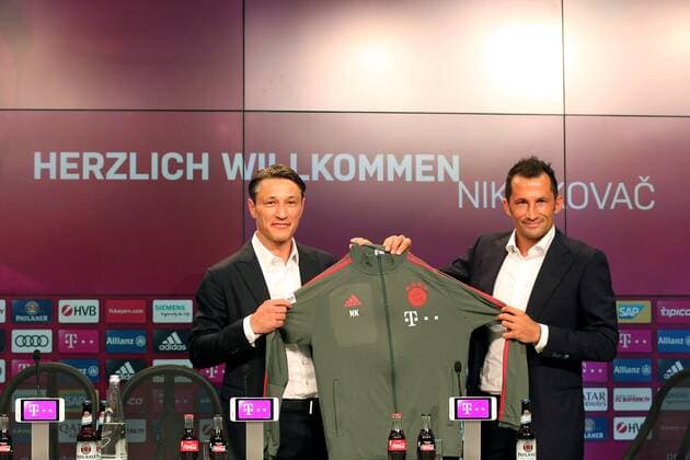 Sport Themen der Woche KW27 Sport - Bilder des Tages Trainer Niko Kovac ( FC Bayern Muenchen ) bekommt die Trainer Jacke von Sportdirektor Hasan Salihamidzic ( FC Bayern Muenchen ), Auftakt-Pressekonferenz, FC Bayern Muenchen, 1.Bundesliga, Fussball, 02.07.2018, Auftakt-Pressekonferenz, FC Bayern Muenchen, 1.Bundesliga, Fussball, 02.07.2018 Muenchen *** Coach Niko Kovac FC Bayern Muenchen gets the coach jacket from sports director Hasan Salihamidzic FC Bayern Muenchen Prelude Press Conference FC Bayern Muenchen 1 Bundesliga Football 02 07 2018 Kickoff Press Conference FC Bayern Muenchen 1 Bundesliga Football 02 07 2018 Muenchen Copyright: xLanger Eibner-Pressefotox EP_HLR